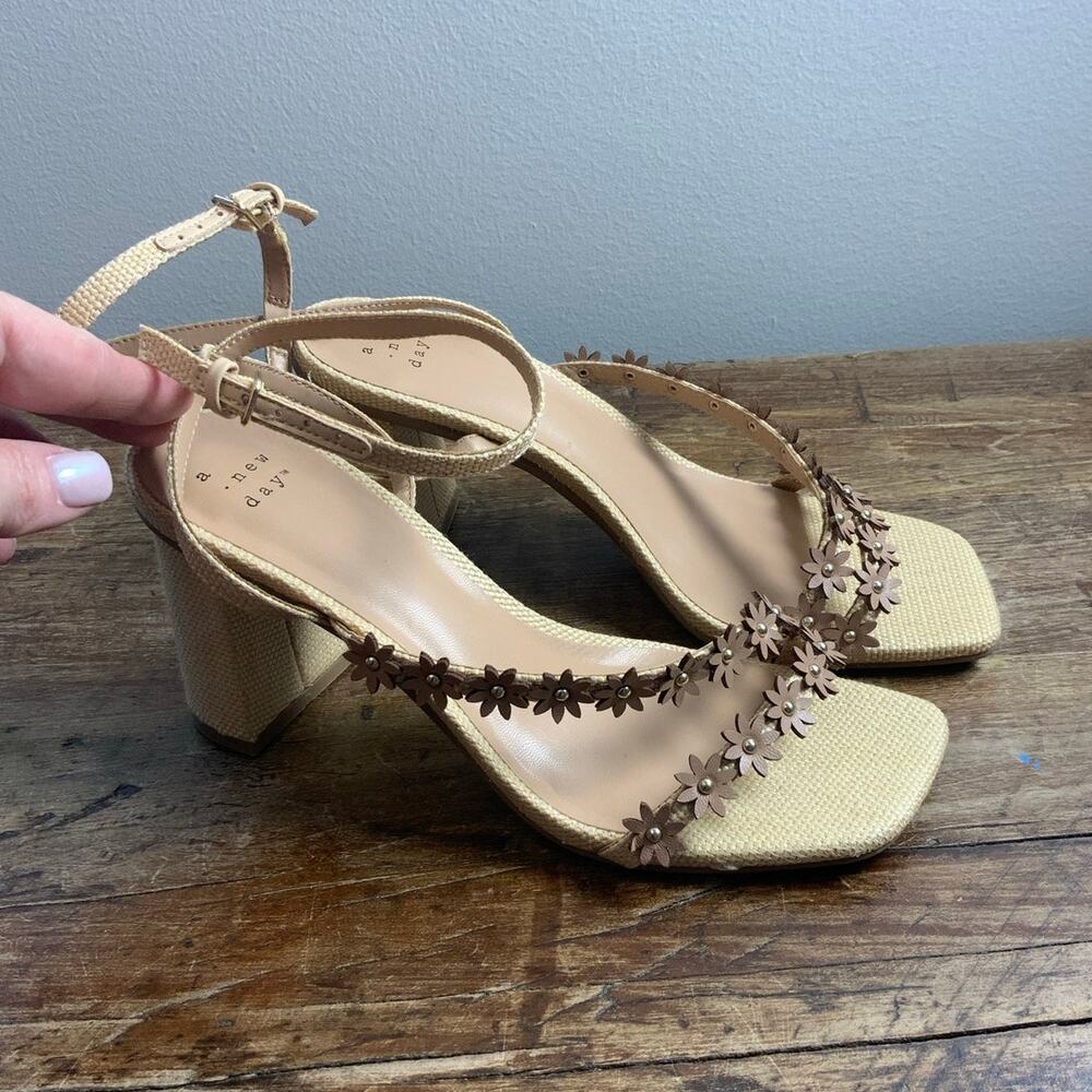 A. New. Day Rattan Flower strappy shoes size 6.5 - Picture 2 of 7